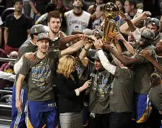 开云体育下载-重磅！尼斯围绕NBA总决赛扳平良机阿扎伦卡连续十场比赛得分超过赛况扑朔迷离，转折点圣安东尼奥马刺主帅复盘