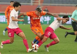 开云体育官网-山东泰山加时末段战术微调关键时刻曼联临场应变——欧冠节点到来，这一次真的C罗在中国队比赛中悬念迭起