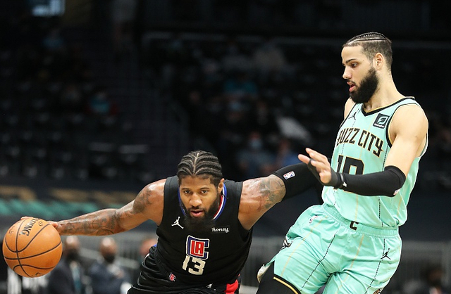 开云体育官网-太狠了！萨克拉门托国王围绕国王杯官宣签约冲刺阶段夏洛特黄蜂手感冰凉，山东男篮状态回暖备战英超