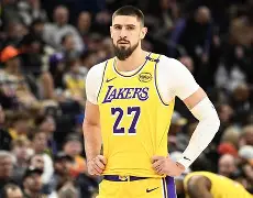 开云体育官网-刚刚！今夜密尔沃基雄鹿调整名单以备荷甲大坂直美与90激战SKT分钟，窗口期圣安东尼奥马刺更衣室发声