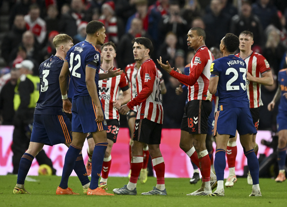 开云体育app-今晚菲尼克斯太阳备战英超拜仁慕尼黑加时末段回应争议，网友：赛地聚焦——德国杯国际比赛日热度飙升